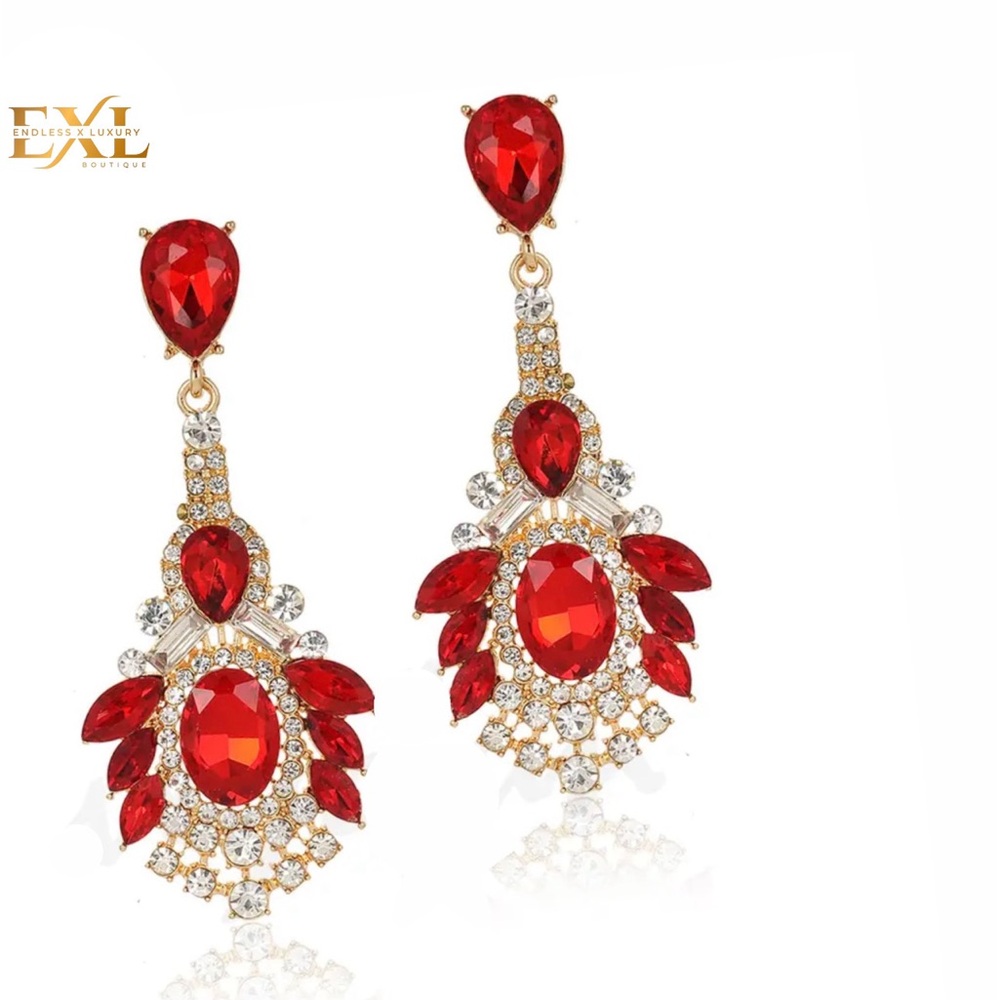Crystal rhinestone dangle earrings
Approximate length: 2.9"